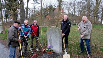 Bild: le
Engagierte Helfer des Katholischen Männervereins pflegten Gedenkstein, Kreuzwegstationen und Treppenaufgang auf dem Nikolausberg.