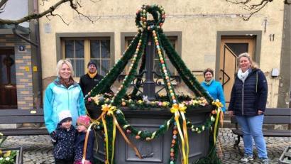 Bild: kap
Michaela Kropf, Markus Weidner, Christine Sauer und Susi Bauernfeind (von links) dekorierten gemeinsam den Brunnen.