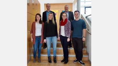 Bild: exb
Ein "herzliches Willkommen" am Gymnasium entbieten Martin Meier und Peter Schobert (hinten, von links) von der Schulleitung den Studienreferendaren Michaela Schuller (vorne, von links), Carolin Frank, Carolin Schwarzhuber und Sebastian P.