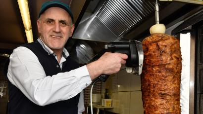 Bild: Petra Hartl
Gjem Meta sagt, er habe so wenig an seinem Döner verdient, dass er ihn zwischenzeitlich durch Currywurst ersetzt hat. Doch das sei ein Fehler gewesen – etliche Kunden gingen zur Konkurrenz.