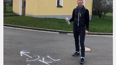 Bild: Christian Meyer/exb
Organisator Christian Meyer markiert die Strecke des Landkreislaufs.