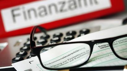 Symbolbild: Oliver Berg
Eine Betrugsmasche setzt auf Textnachrichten. Ein ausstehender Betrag soll ans vermeintliche Finanzamt gezahlt werden.