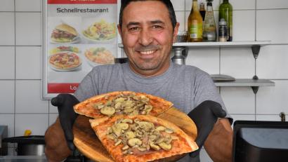 Bild: Petra Hartl
Hasan Kabayel verkauft die günstigste Pizza Funghi in Sulzbach-Rosenberg. Der Chef vom Lo-Kanta-Imbiss am Obi-Parkplatz sagt, dass er vom Döner-Verkauf allein nicht mehr leben kann.