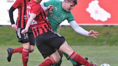 Bild: Büttner
Der SC Luhe-Wildenau und der FC Weiden-Ost trennten sich am Dienstag 1:1. Hier kämpfen Niklas Strohnach (FC Ost, grünes Trikot) und Benedikt Meckl um den Ball.