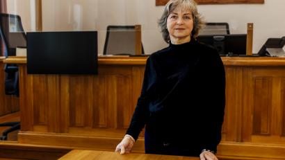 Bild: Hösamer
Andrea Stöckl steht im großen Sitzungssaal des Amtsgerichts Schwandorf. In der laufenden Amtsperiode ist die 58-Jährige Hilfsschöffin am Jugendschöffengericht, und hat sich bereits für die kommende Periode von 2024 bis 2029 beworben.