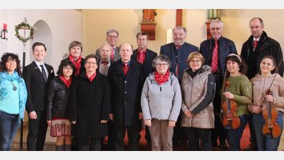 Bild: mez
Der Kirchenchor mit seinem Organisten und Chorleiter Michael Scherm (rechts oben) gestaltete musikalisch die Ostermesse in der Pfarrkirche. Auch eine Eigenkomposition des ehemaligen Chorleiters Karl Stehbach war zu hören.