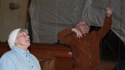 Bild: dob
Hermann Bibel erklärt den Baufortschritt in der Evangelischen Stadtkirche. Die Teilnehmer waren ganz Ohr.