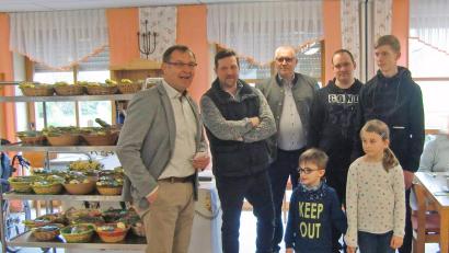 Bild: J. Kiener/exb
Die Jugendgruppe und Mitglieder des Geflügelzüchtervereins Pfreimd verteilten an die Bewohner des St. Johannisstifts geschmückte Osternester.