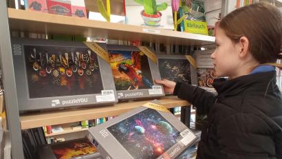 Bild: kki
Puzzlefan Sarah durchstöbert das neue Regal in der Pirker Bücherei.