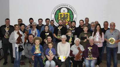 Bild: Michael Gerschau/exb
Die Gewinner des Glücksschießens freuten sich über ihre Erfolge.