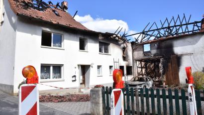 Bild: Stephan Huber
Erst nach dem Brand zeigt sich, wie schwer die Schäden wirklich sind: Vom Dach blieben nur noch schwarze Gerippe übrig, das Gebäude selbst brannte teilweise aus. Vom Auto im Hof und dem untergestellten Wohnwagen sowie einigen Anhängern existieren nur noch die Fahrgestelle.