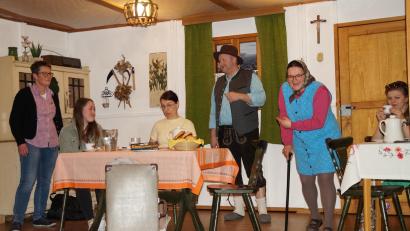 Bild: wel
Sofie Ferstl (Zweite von rechts) lacht über die Ideen der Feriengäste Rita (rechts), Ludi Bammerl (Dritter von rechts) und seiner Ehefrau Margarete ( links) sowie von Fräulein Adelheid (Dritte von links) und Fanni (Zweite von links).