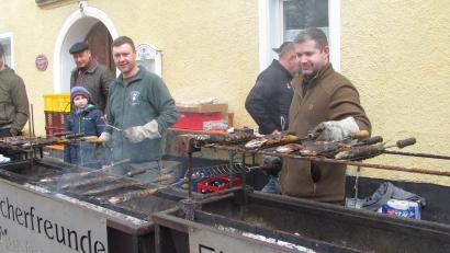 Bild: sei
Die Fischerfreunde führten ihre Tradition weiter und boten auch an diesem Karfreitag gegrillte Makrelen an.