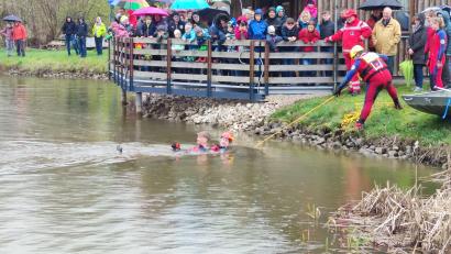 Bild: Benedikt Heisig/exb
Die Hahnbacher Wasserwacht präsentiert bei ihrem Tag der offenen Tür eine Übung mit dem Wurfretter.