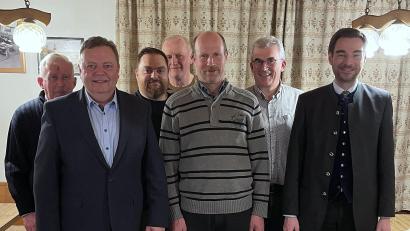 Bild: bgm
Robert Gruber (Dritter von rechts) wurde bei den von CSU-Kreischef Stephan Oetzinger (rechts) geleiteten Neuwahlen als Vorsitzender der CSU Kirchendemenreuth bestätigt. Bürgermeister Gerhard Kellner (Zweiter von links) bleibt Stellvertreter.