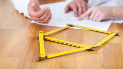 Symbolbild: Christin Klose/dpa
Ob der Hausbau oder der Kauf einer Immobilie: Ein Eigenheim ist derzeit ein sehr teurer Wunsch.