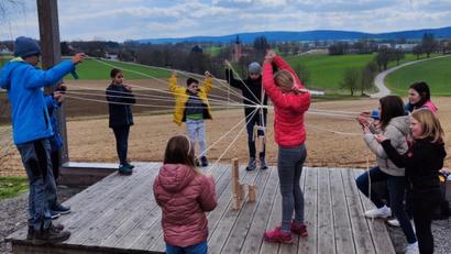 Bild: gi
Bei der Emmaus-Wanderung wurden auch Spiele gemacht wie etwa Fröbelturm bauen.