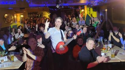 Bild: Martin Bauer/exb
Martin Bauer alias Bewie Bauer bei seinem Auftritt im Kulturbahnhof Parapluie.