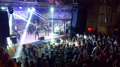 Bild: Thomas Brendel/exb
Die zahlreichen Besucher drängten dicht vor die Bühne. Dort legte die Band „Pop nach 8“ mit Ossi Mark (links) einen perfekten Auftritt hin.