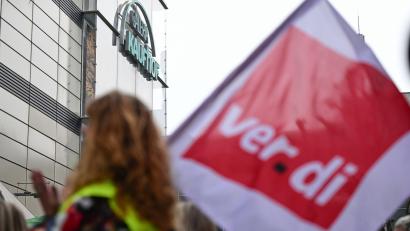 Bild: Bernd Weißbrod/dpa/Archivbild
Beschäftigte protestieren mit einer Fahne der Gewerkschaft Verdi vor einem Galeria Karstadt Kaufhof.