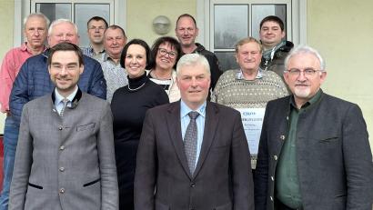 Bild: bgm
Josef Beck (vorne, Mitte) bleibt Vorsitzender der CSU Püchersreuth. CSU-Kreisvorsitzender, MdL Stephan Oetzinger (vorne, links) )und Bürgermeister Rudolf Schopper (rechts) lobten die Arbeit des Ortsverbandes.
