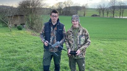 Bild: jzk
Jonas Kauper und Laurenz Schäffler (von links) retten mit dieser Drohne Rehkitze vor der Wiesenmahd.