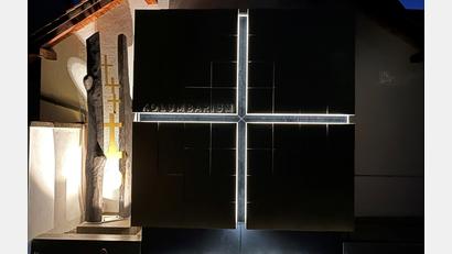 Bild: Markus Braun/exb
Das Kolumbarium am Friedhof Waldsassen und das Kunstwerk daneben sind nachts effektvoll beleuchtet.