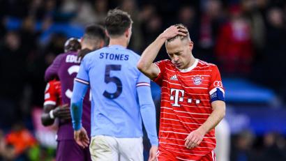 Bild: Tom Weller/dpa
Bayern-Kapitän Joshua Kimmich (rechts) schlich nach dem 0:3 gegen ManCity frustriert vom Platz.