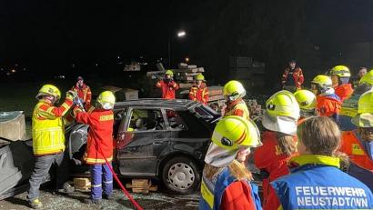 Bild: Corinna Hagn/exb
Jugendliche der Feuerwehren Störnstein und Neustadt/WN proben den Ernstfall bei einem fingierten Verkehrsunfall mit eingeklemmter Person.