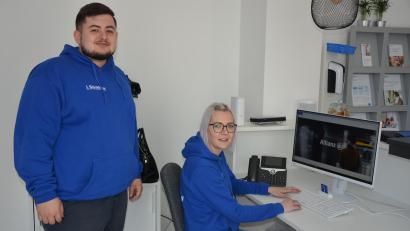 Bild: jr
Geschmackvoll gestaltet sind die Räumlichkeiten, die Joshua Stöcklmeier und sein Team jetzt in Waldsassen bezogen haben. Im Bild der Versicherungsexperte zusammen mit Versicherungsfachfrau Sabine Raschke.