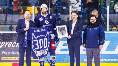 Bild: Werner Moller
Martin Heinisch wurde für 300 Spiele im Trikot der Blue Devils geehrt (von links): Sportlicher Leiter Jürgen Rumrich, Martin Heinisch, Geschäftsführer Franz Vodermeier und Pressesprecher Christian Kaminsky.