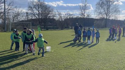 Bild: Becher/exb
Der Nachwuchs des TSV Dieterskirchen trainiert wieder im Freien. Den Kindern wurde der Auftakt versüßt.