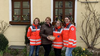 Bild: Tobias Plonner/exb
Dankbar nahmen de Gruppenleiterinnen Birgit Lippert, Corinna Plonner und Marina Schwartling (in roten Jacken, von links) die Spende von Juliane Schnurrer entgegen.