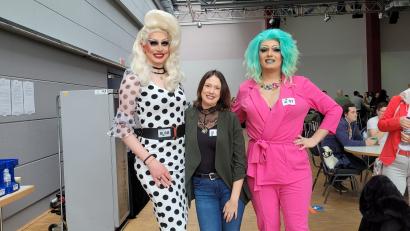 Bild: Jennifer Igl (privat)
Jennifer Igl (Mitte) genoss den Glamour-Faktor im Kölner Sat-1-Studio. Unter anderem hatte sie mit zwei netten Dragqueens Spaß, die mit ihr im 1%-Quiz bei Jörg Pilawa antraten.