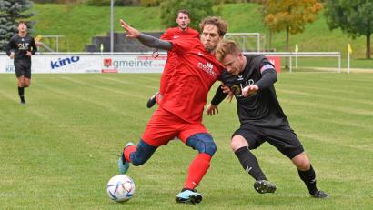 Archivbild: Gebert
Szene aus dem Spiel FC Tirschenreuth (rechts Bastian Popp) gegen ASV Waldsassen (links Florian Burger), das die Kreisstädter mit 5:1 gewannen. Am Donnerstag bestreiten beide Teams Nachholspiele: Der FC empfängt Selb II, der ASV die Sportfreunde Kondrau.