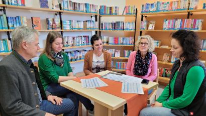 Bild: Frauenreuther, Margit [fmt]
Im Gespräch (von links) Bürgermeister Thomas Meiler, Heike Wolf, Diana Bock, Gabriele Fliegenbauer von der Landesfachstelle und Pamela Wünsche
