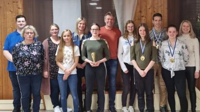 Bild: gi
Die Preisverleihung des Osterpokalturniers des Sportkegelclubs Blau-Weiß Moosbach nahm Vorsitzender Philipp Grötsch (links) vor. Er gratulierte und dankte allen Teilnehmern.