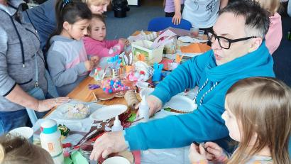 Bild: kwl
Großes Interesse zeigen die kleinen Künstlerinnen und Künstler in den einzelnen Arbeitsgruppen bei der Bastel- und Malaktion der Musikschule. Das Kreativteam der Musikschule leitet die kleinen Schützlinge fachkundig an.