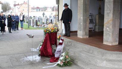 Bild: bjp
Mit einer bewegten und bewegenden Trauerrede verabschiedet Reinhardt Brendel aus Gössweinstein seinen Freund Egon von Dippel.