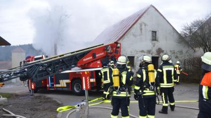 Bild: dob
Die Feuerwehr Bernrieth hatte den Brand in einem leeren Haus relativ schnell unter Kontrolle.