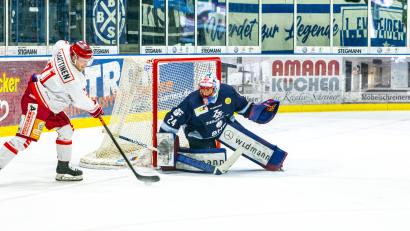 Bild: Elke Englmaier
Matias Varttinen (links) stellt die Blue Devils um Goalie Jaroslav Hübl im Play-off-Halbfinale bislang vor große Probleme. Sechs von zehn Treffern der Saale Bulls Halle in drei Partien gegen Weiden gehen auf das Konto des Finnen.