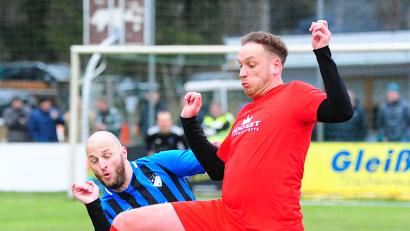 Bild: Thomas Schrems
Der ASV Waldsassen (rechts Christian Blay) besiegte die Sportfreunde Kondrau (links Spielertrainer Jakub Ryba) mit 3:0.
