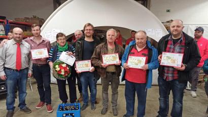 Bild: gz
Fanclub-Vorsitzender Markus Kleber (von links) gratulierte Marktmeister Fabian Wild, bester Kartendame Hildegard Schmidbauer, dem Trostpreisgewinner Roland Schaffhauser (dahinter), dem Dritten Michael Wittmann, dem Erstplatzierten Kurt Bauer, dem Zweiten Roland Rauch und dem Vierten Stefan Kellner zu ihren Preisen. Gleichzeitig dankte er Thomas Bösl (hinten, rechts) vom Tannenhof für die zur Verfügung gestellte Halle.