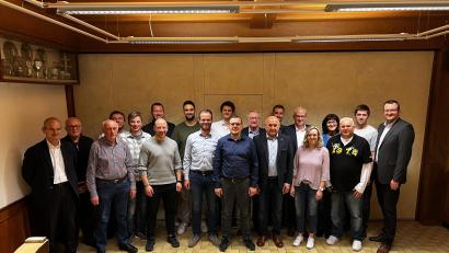 Bild: Martin Weiß/exb
Der CSU-Ortsverband Hahnbach wählt einen neuen Vorstand mit Vorsitzendem Georg Götz (vordere Reihe, Vierter von links) an der Spitze.