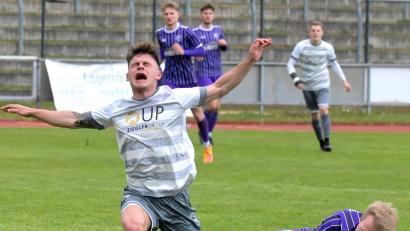 Bild: Werner Franken
SpVgg-SV-Mann Martin Ruda (links) wird in dieser Szene gefoult. Er musste danach in Bamberg vorm Platz und fällt längere Zeit aus. Auch Sven Kopp überstand das Spiel bei der Eintracht nicht unbeschadet.