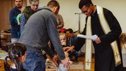 Bild: mez
Kaplan Justin Kishimbe nahm sich die Zeit und segnete jedes Kind bei der rundum gelungenen Osterandacht beim Kleinkinder-Gottesdienst im Pfarrsaal einzeln.