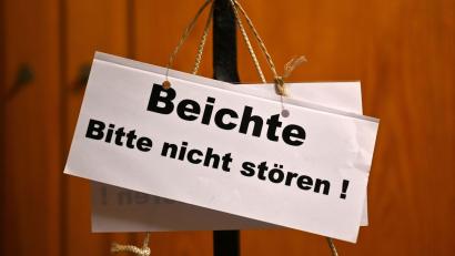 Symbolbild: Martin Schutt/dpa-Zentralbild/dpa
Beichte in der Sakristei im Erfurter Mariendom.