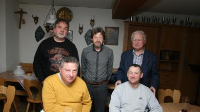 Bild: roh
Franz Dietz, Manuel Zeitler (vorne, von links, Dieter Heidler, Bernhard Stilp und Klaus-Peter Rohrer (hinten, von links) wollen das Vereinsleben der Krieger- und Soldatenkameradschaft wiederbeleben.