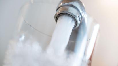 Symbolbild: Lino Mirgeler/dpa
Oberbrucker Haushalte beziehen ab Januar 2024 ihr Wasser direkt von der Stadt Kemnath. Der Gemeinderat Kulmain hat der Auflösung des Zweckverbandes zur Wasserversorgung von Kemnath-West und des Ortsteils Oberbruck der Gemeinde Kulmain zugestimmt.
