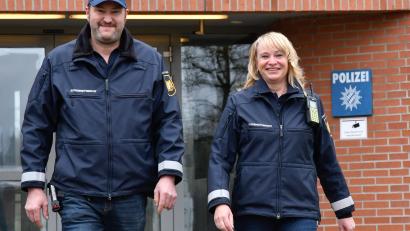 Bild: Petra Hartl
Uwe Müller ist beruflich Hausmeister bei der Polizeiinspektion Amberg, seine Kollegin Doris Schmalzl arbeitet dort als Angestellte. Nach Feierabend sind die beiden ehrenamtlich als Sicherheitswacht in Amberg unterwegs.